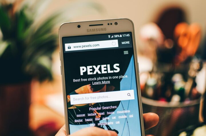 Gambar ilustrasi cara optimasi kecepatan website untuk meningkatkan pengalaman pengguna dan peringkat SEO tahun 2026