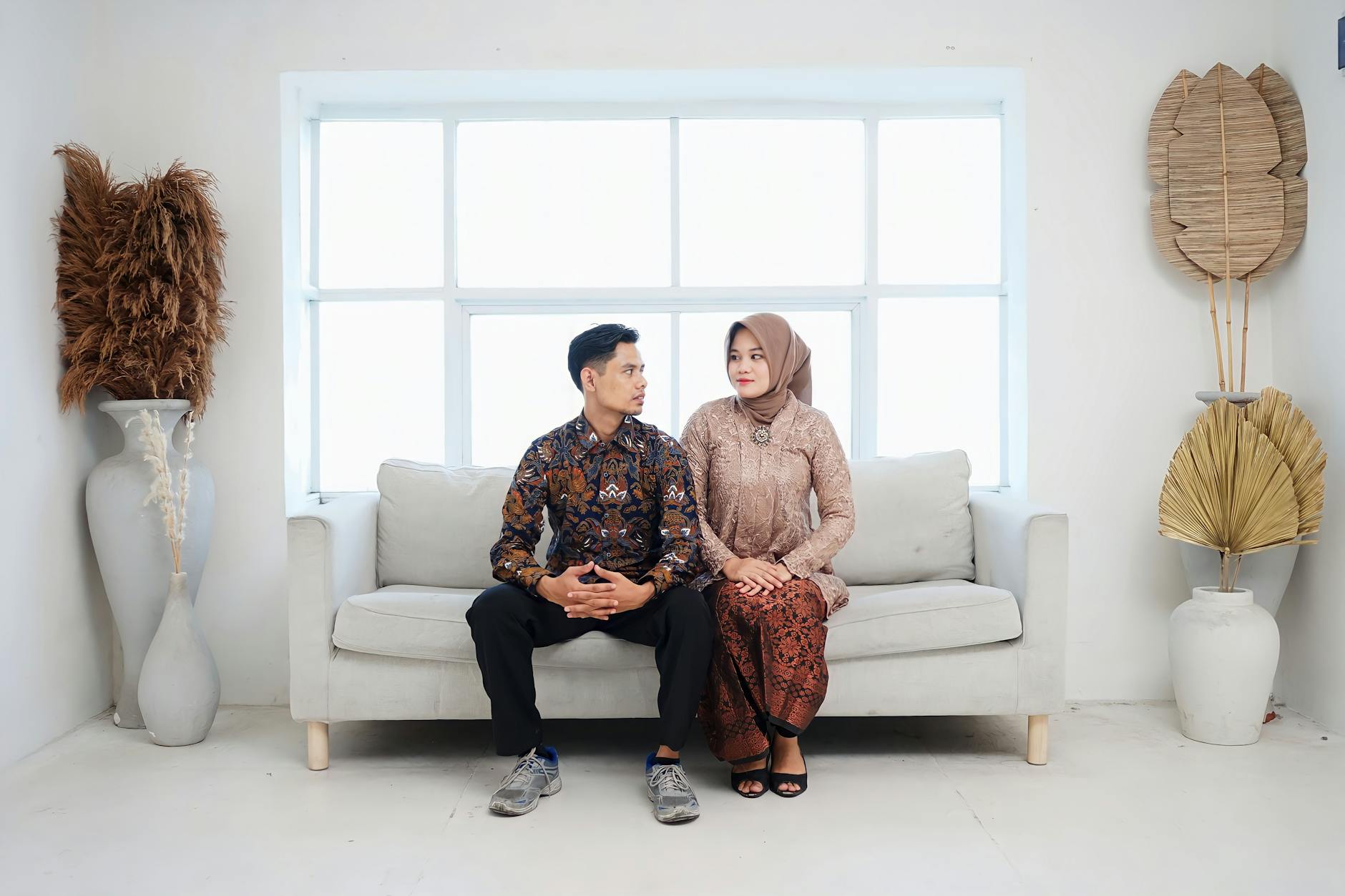 Gambar ilustrasi website compliance yang menunjukkan kepatuhan terhadap GDPR dan UU Perlindungan Data Pribadi untuk memastikan keamanan data pengguna secara global dan lokal