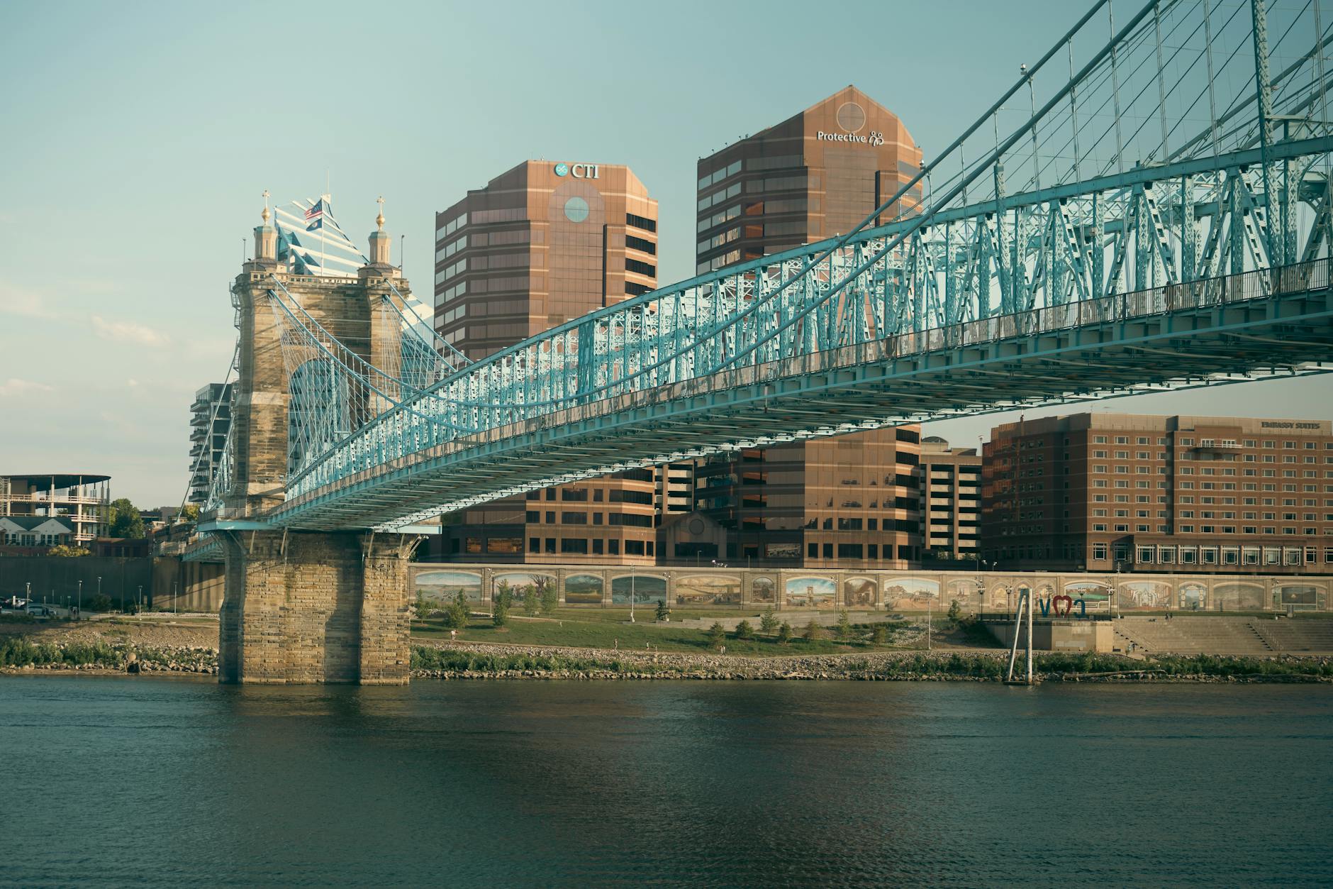 Ilustrasi hosting dan domain sebagai dasar penting untuk konten edukasi online