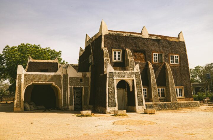 Ilustrasi hosting dan domain sebagai dasar penting untuk konten edukasi online yang menjelaskan peran dan fungsi keduanya dalam menyajikan informasi kepada pengguna internet