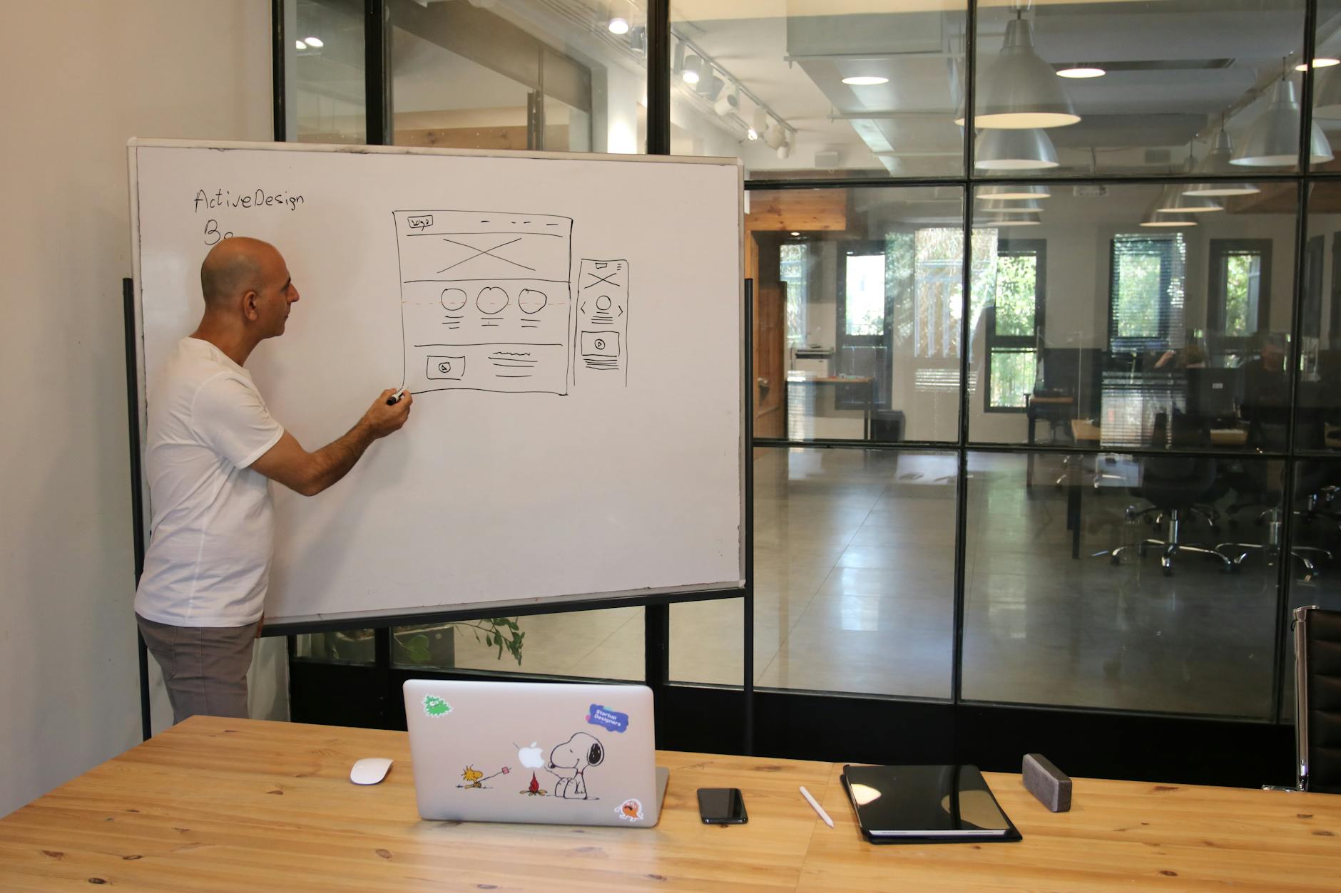 Strategi Edge Deployment untuk website global (Target audiens developer yang ingin meminimalkan latensi).