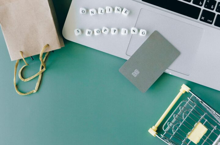 Gambar ilustrasi tentang perbedaan antara SSL gratis dan berbayar untuk meningkatkan keamanan transaksi online di situs e-commerce