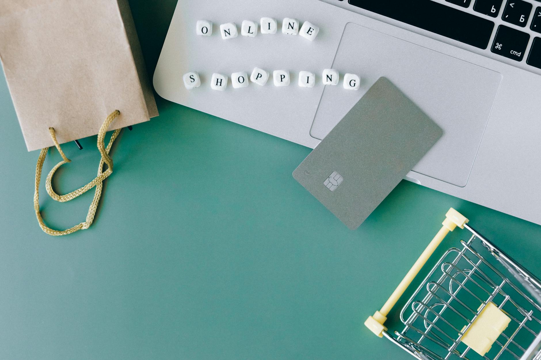 Gambar ilustrasi tentang perbedaan antara SSL gratis dan berbayar untuk meningkatkan keamanan transaksi online di situs e-commerce