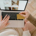 gambar ilustrasi server hosting untuk toko online besar dengan trafik tinggi dan kecepatan akses maksimal