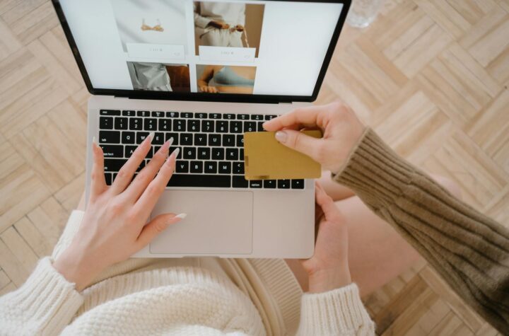 gambar ilustrasi server hosting untuk toko online besar dengan trafik tinggi dan kecepatan akses maksimal