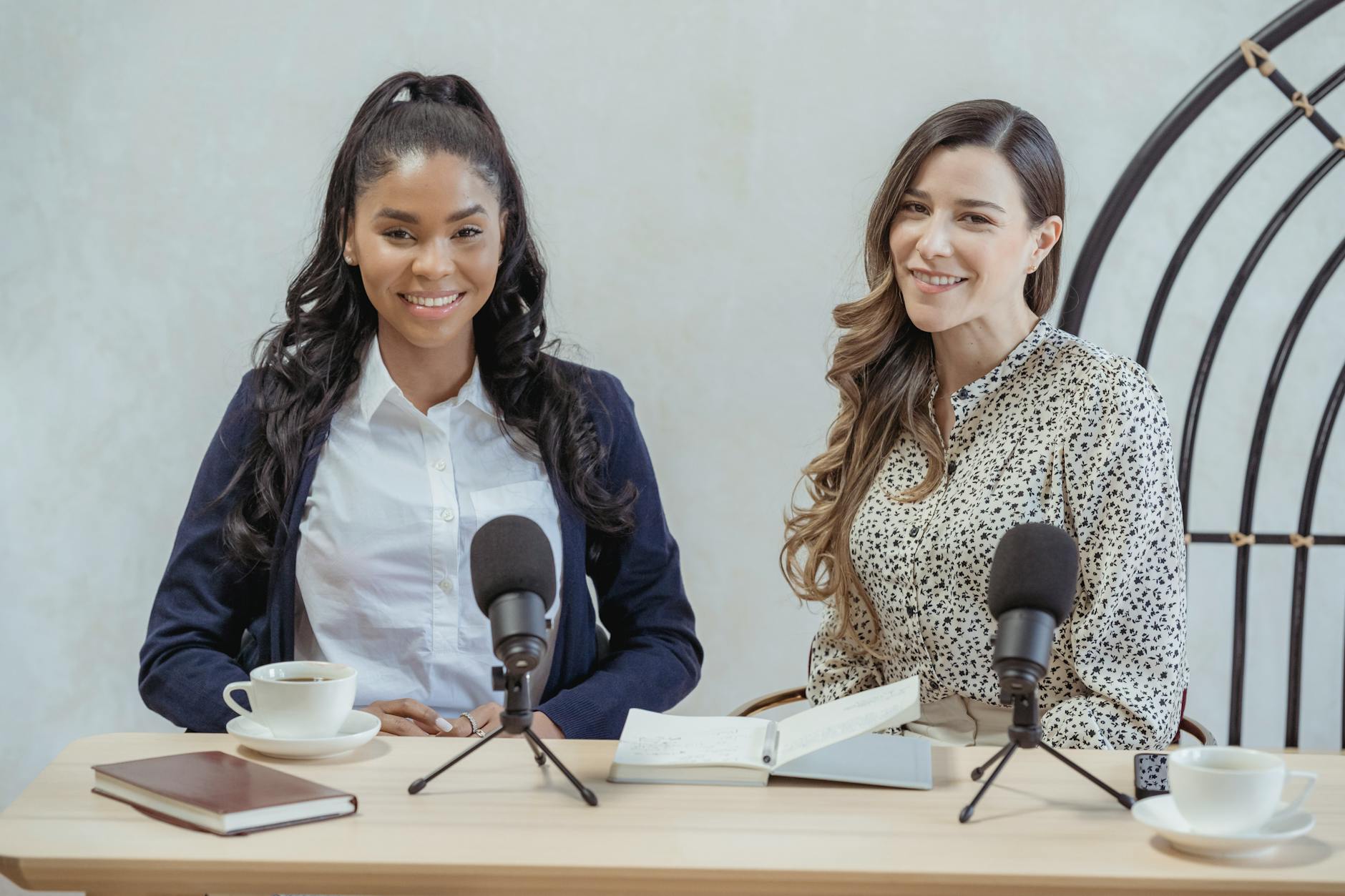 Gambar ilustrasi keamanan hosting dengan latar belakang kode SSL untuk menjaga keamanan situs web tetap terjaga dan terpercaya