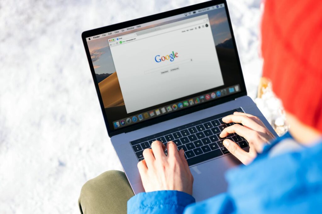 Cara optimasi Core Web Vitals untuk SEO 2026 (Krusial agar website muncul di halaman pertama Google).