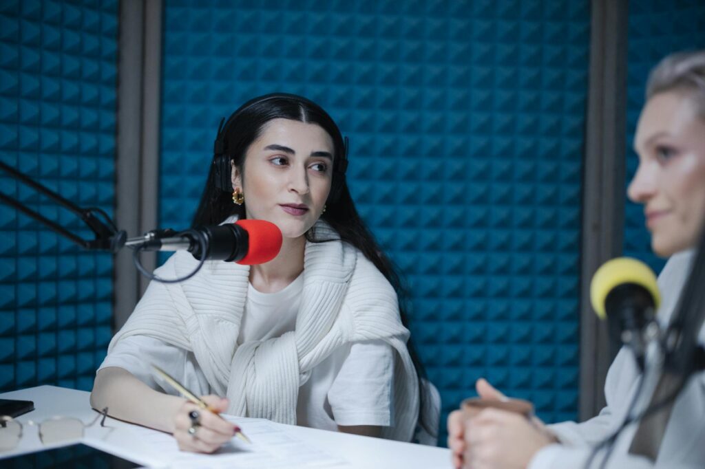 Ilustrasi perbedaan shared hosting dan VPS untuk membantu pengguna memilih jenis layanan hosting yang tepat sesuai dengan kebutuhan mereka