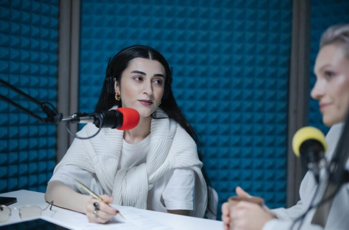 Ilustrasi perbedaan shared hosting dan VPS untuk membantu pengguna memilih jenis layanan hosting yang tepat sesuai dengan kebutuhan mereka