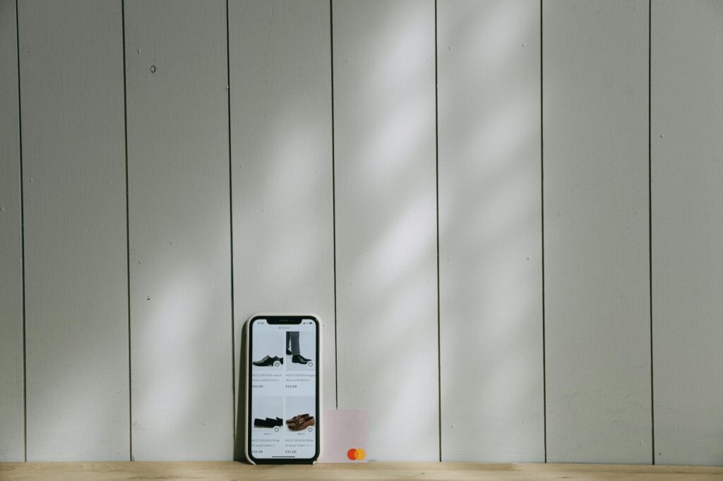 Gambar ilustrasi perbandingan SSL gratis dan berbayar untuk e-commerce menunjukkan pilihan aman untuk melindungi transaksi online bisnis Anda