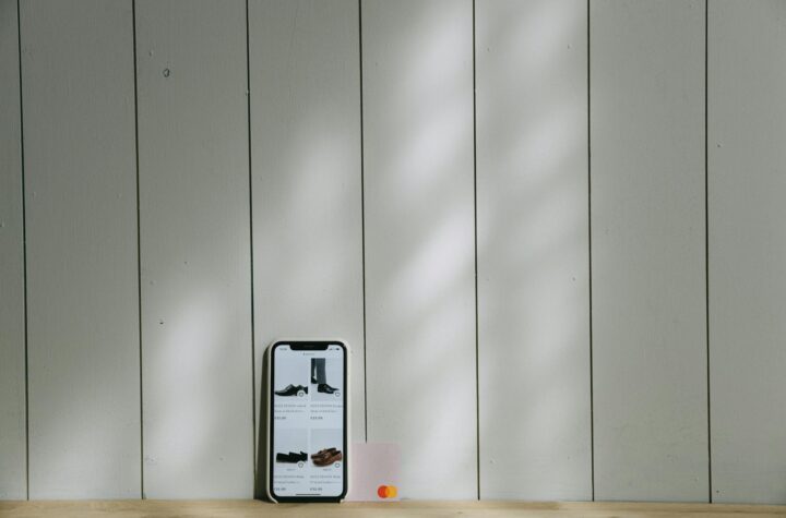 Gambar ilustrasi perbandingan SSL gratis dan berbayar untuk e-commerce menunjukkan pilihan aman untuk melindungi transaksi online bisnis Anda