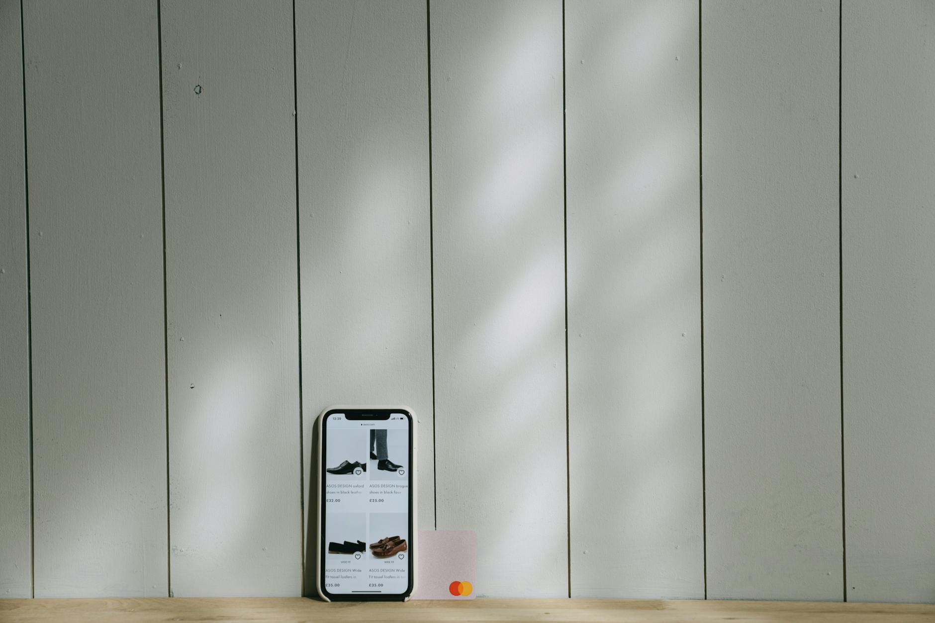 Gambar ilustrasi perbandingan SSL gratis dan berbayar untuk e-commerce menunjukkan pilihan aman untuk melindungi transaksi online bisnis Anda