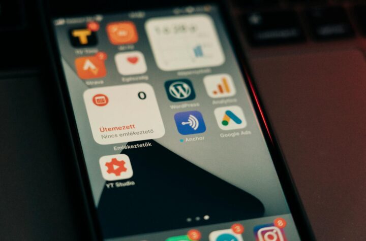 Managed WordPress hosting vs Shared hosting (Fokus pada optimasi platform tertentu).
