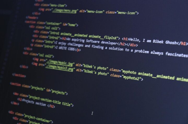 AI website builder vs coding manual 2026 (Perbandingan efisiensi untuk pemilik bisnis).