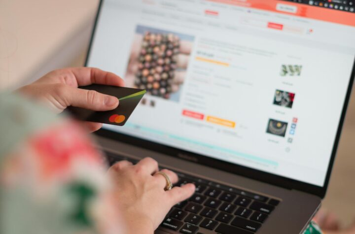 Tips memilih hosting untuk toko online besar (Target audiens e-commerce dengan kebutuhan trafik tinggi).