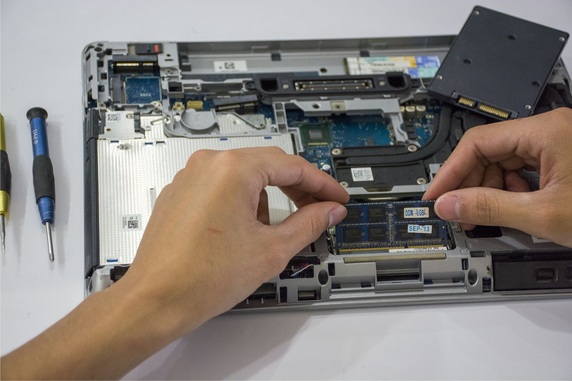 Hosting dengan penyimpanan NVMe SSD tercepat 2026 (Target untuk pengguna yang butuh performa tinggi).