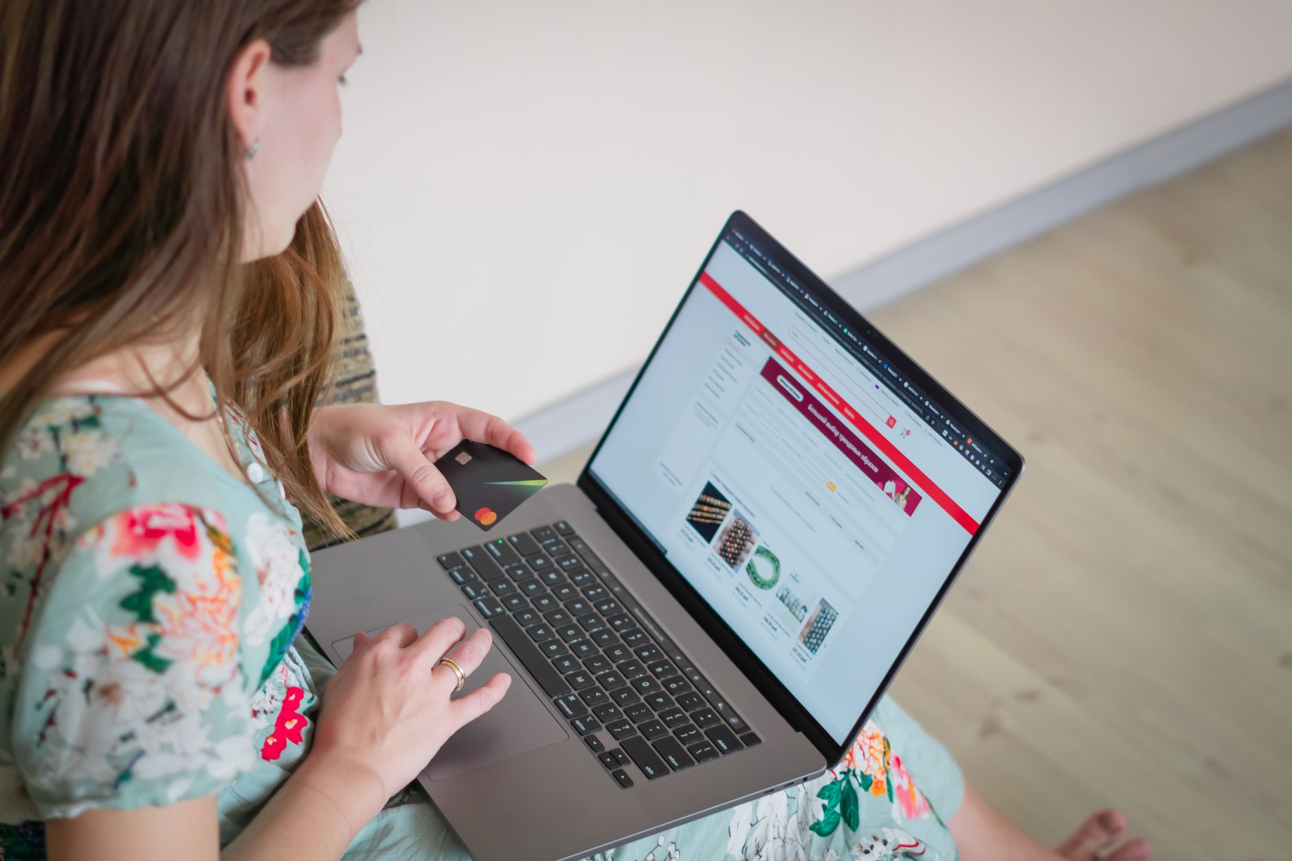 Tips memilih hosting untuk toko online besar (Target audiens e-commerce dengan kebutuhan trafik tinggi).
