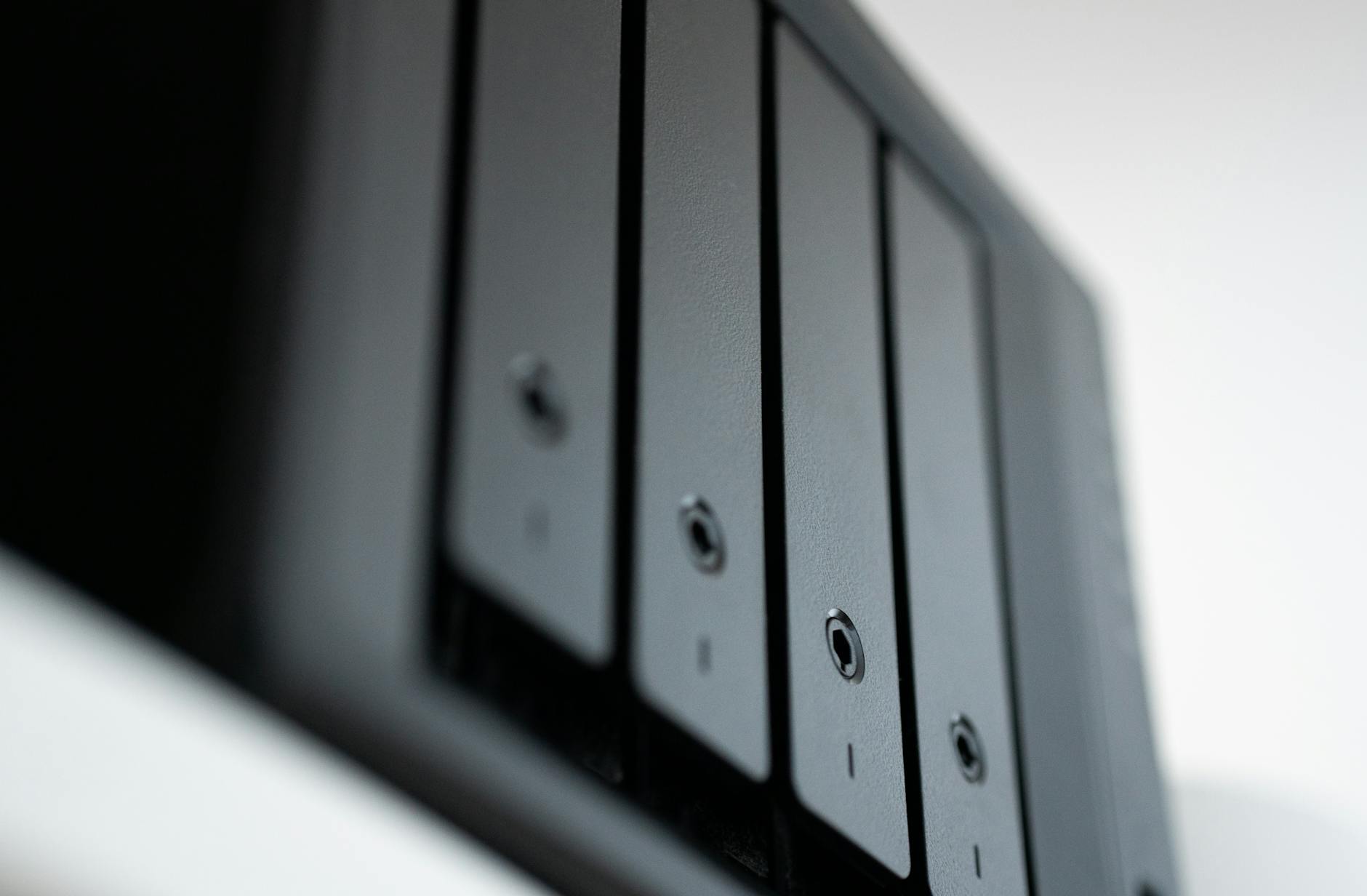 Perbandingan Managed WordPress hosting dan Shared hosting menunjukkan bahwa Managed WordPress hosting menawarkan optimasi platform yang lebih baik dan kinerja yang lebih cepat dibandingkan dengan Shared hosting.